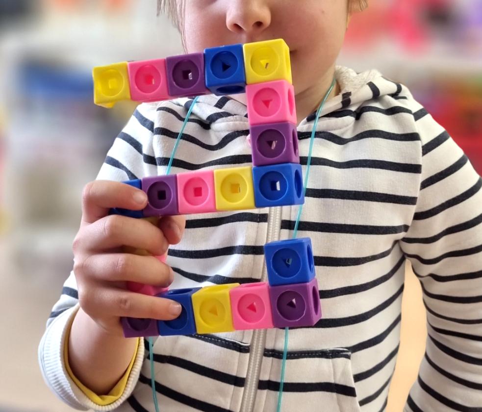 Lier des cubes de cartes de construction Figures