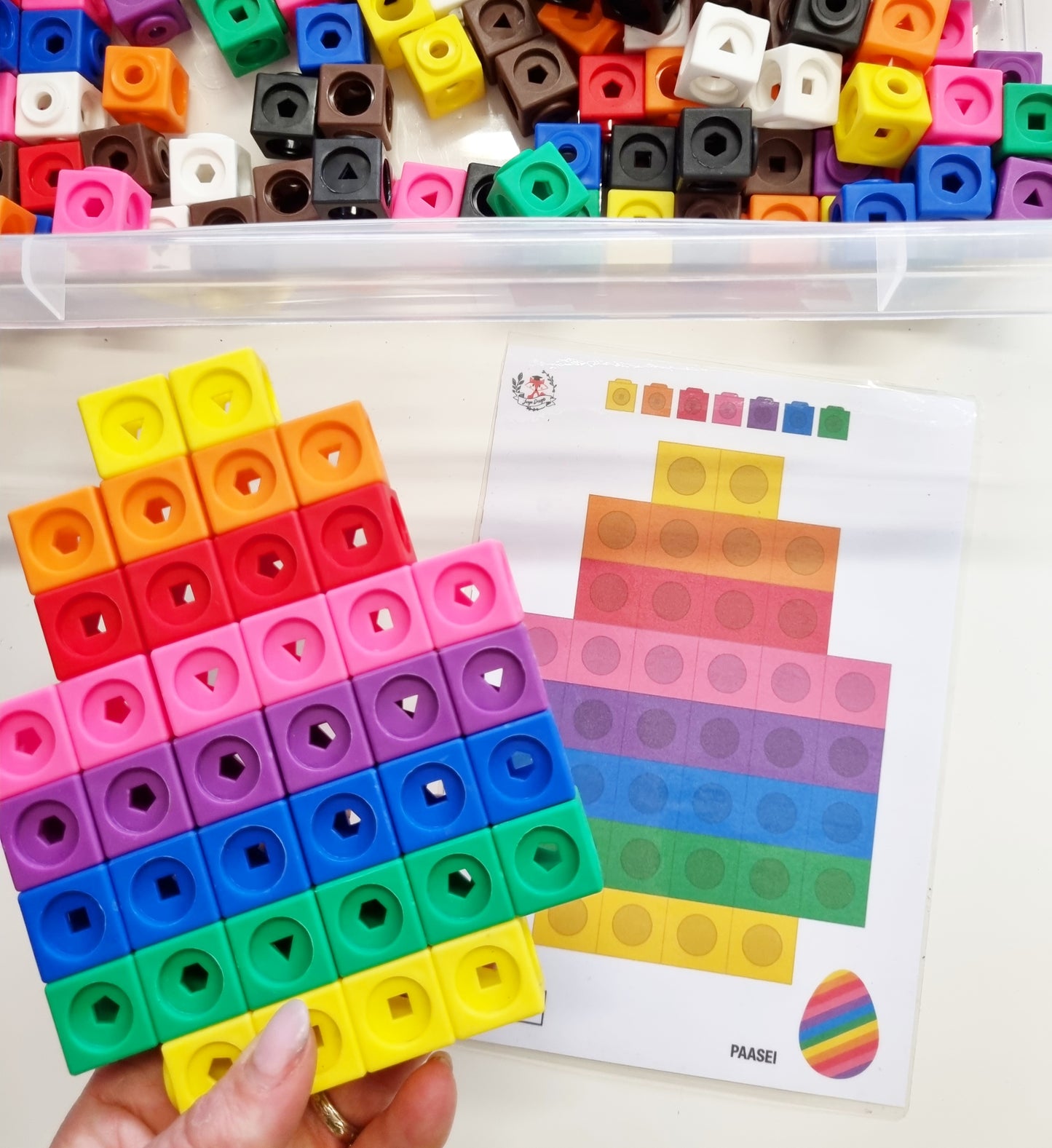 Lier des cubes de construction de cartes de Pâques