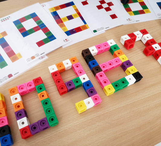 Lier des cubes de cartes de construction Figures