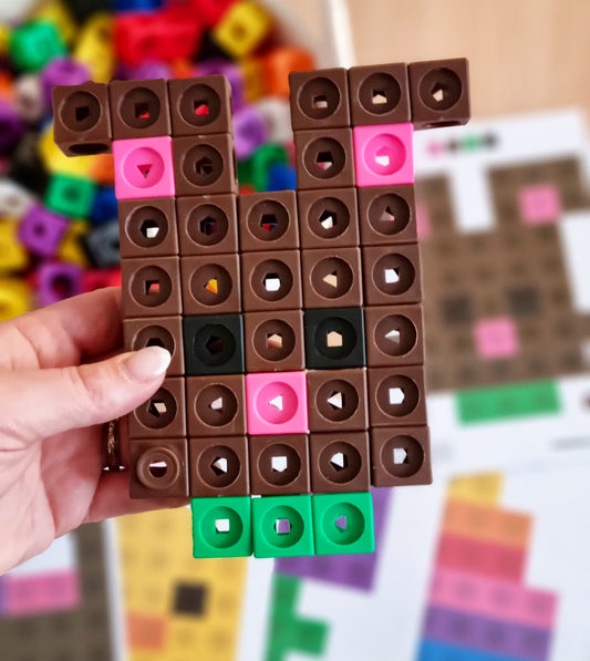 Lier des cubes de construction de cartes de Pâques